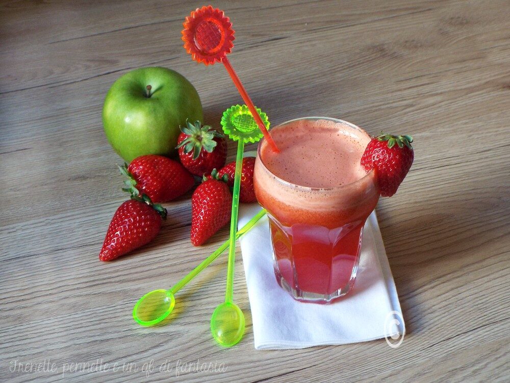 Centrifuga fragole e mela verde