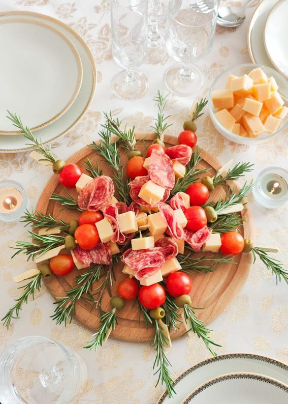 Centrotavola di spiedini di rosmarino con caciocavallo deliziosa