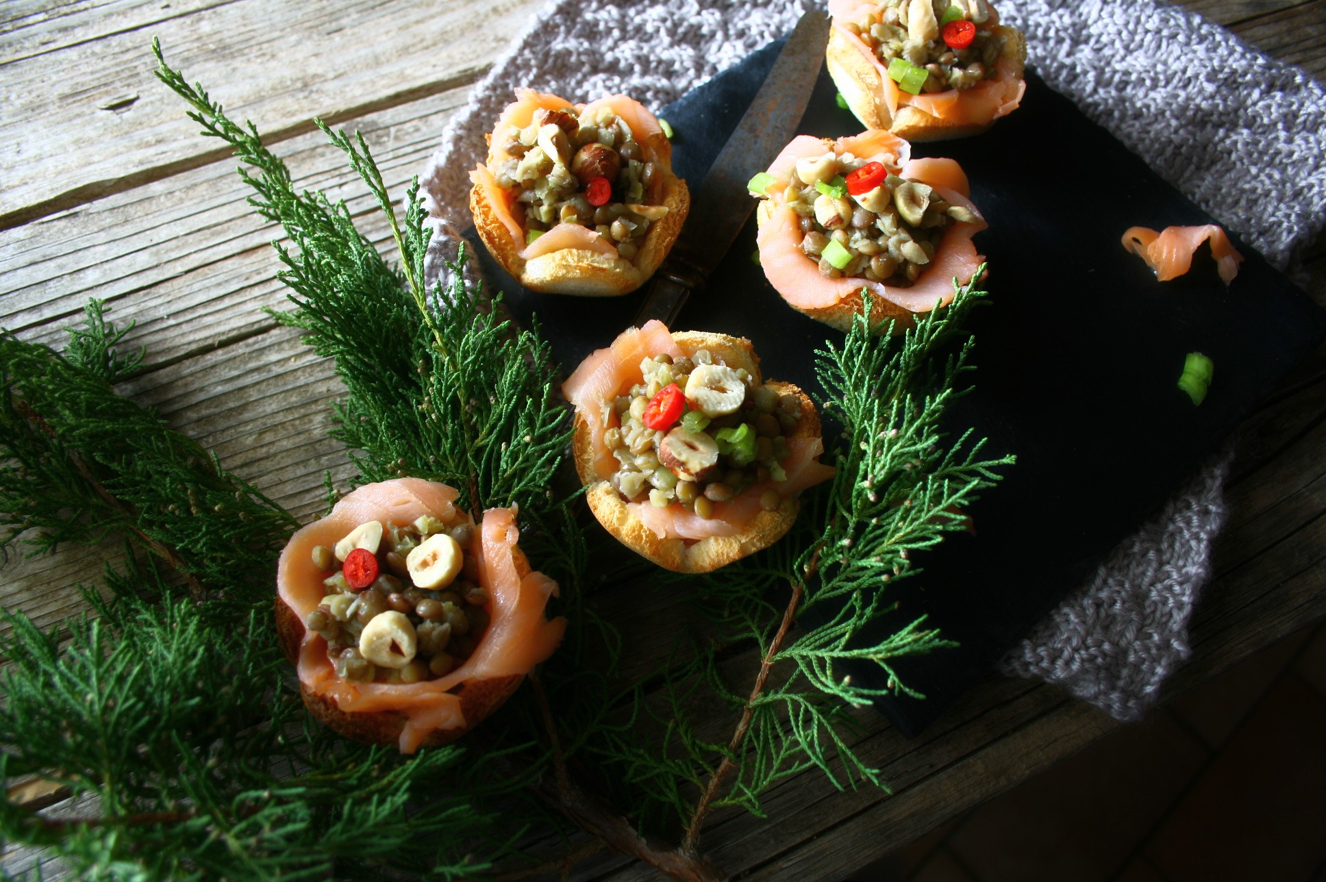 Cestini con fantasia di lenticchie del colle , salmone e nocciole