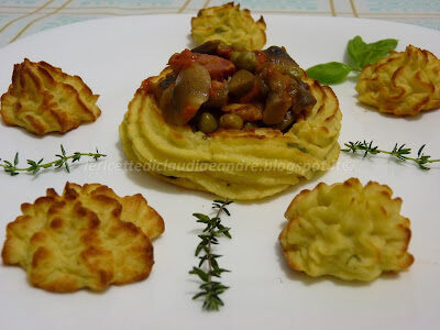 Cestini con purea di patate, funghi famigliole e pisellini, di riciclo…
