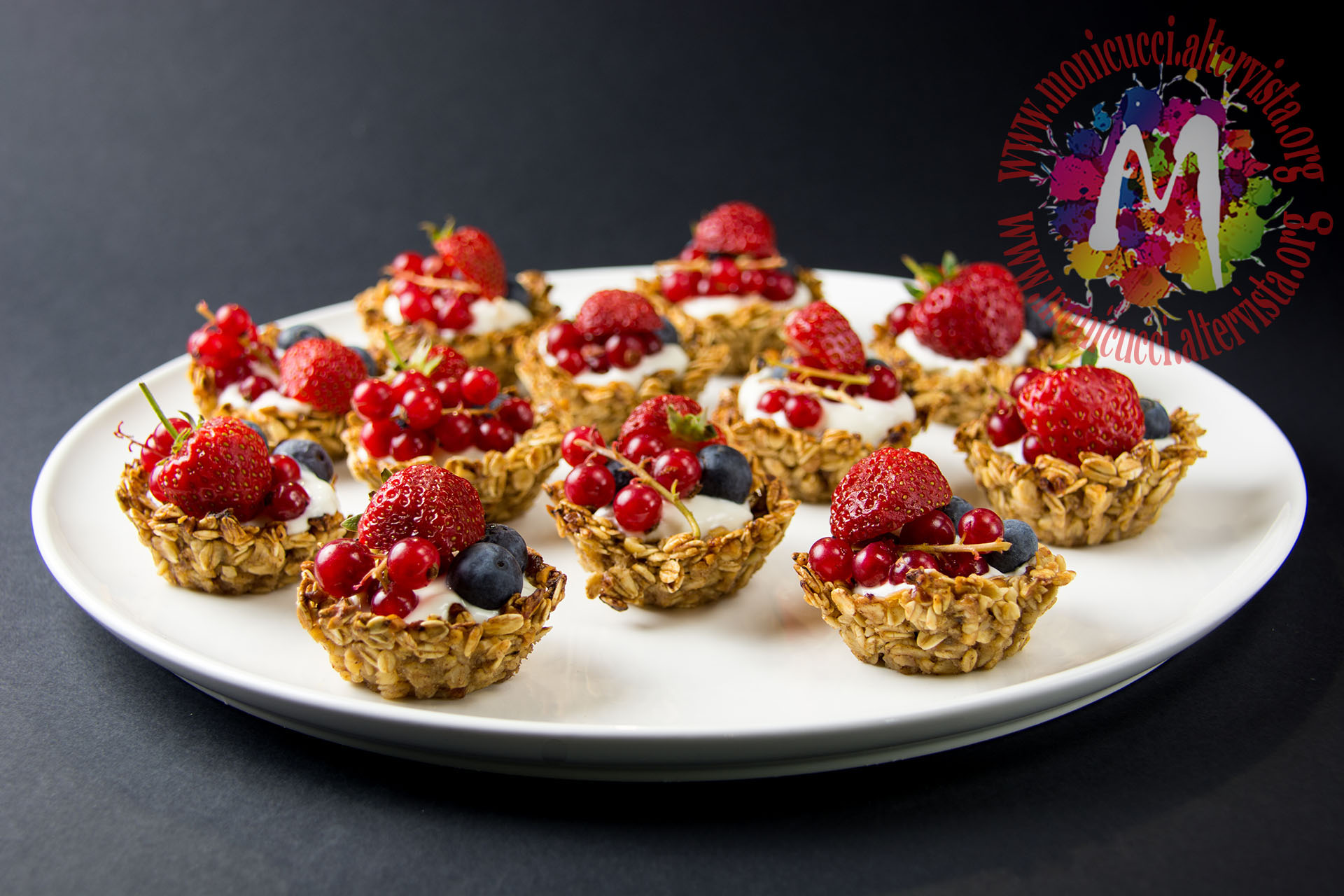 Cestini di avena con crema di yogurt alla vaniglia e frutta