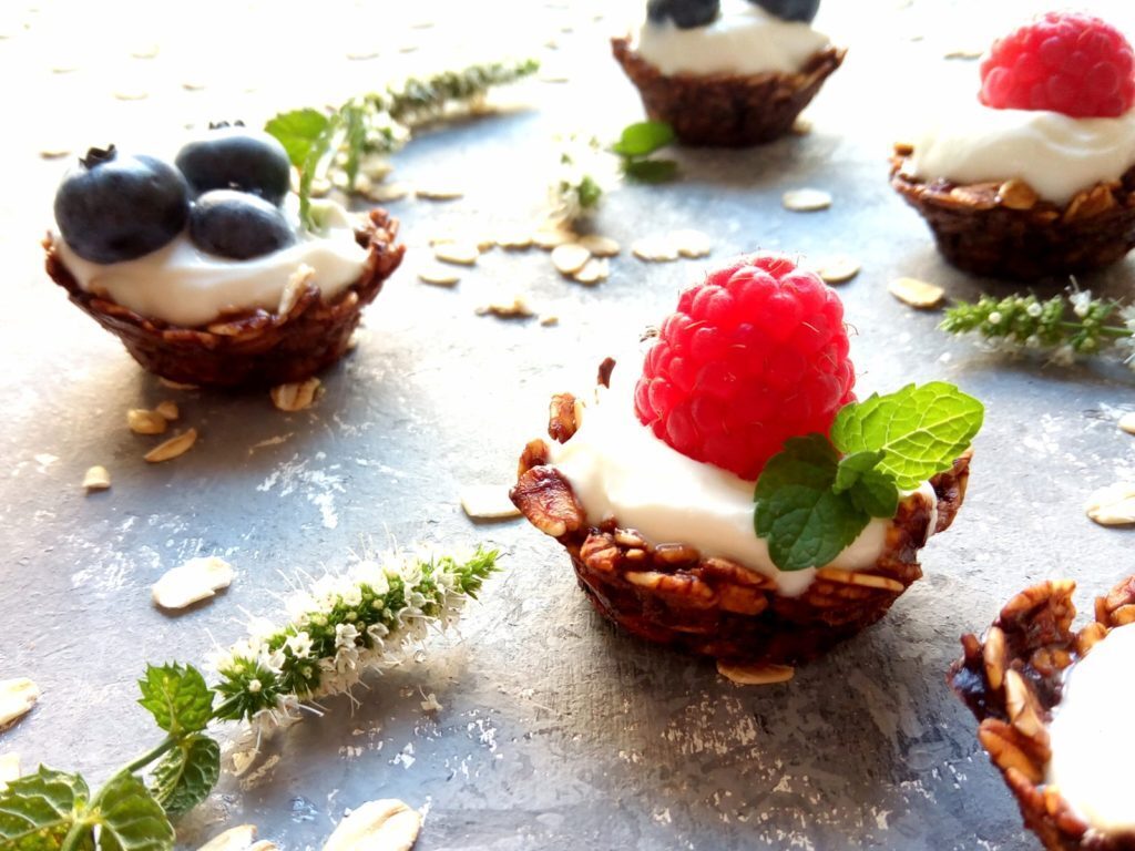 Cestini di avena con yogurt greco e frutti di bosco