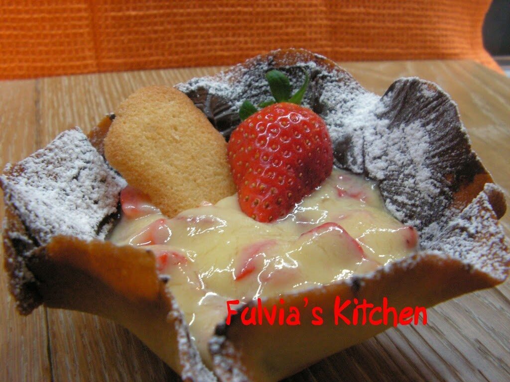 Cestini di biscotto con crema pasticcera e fragole