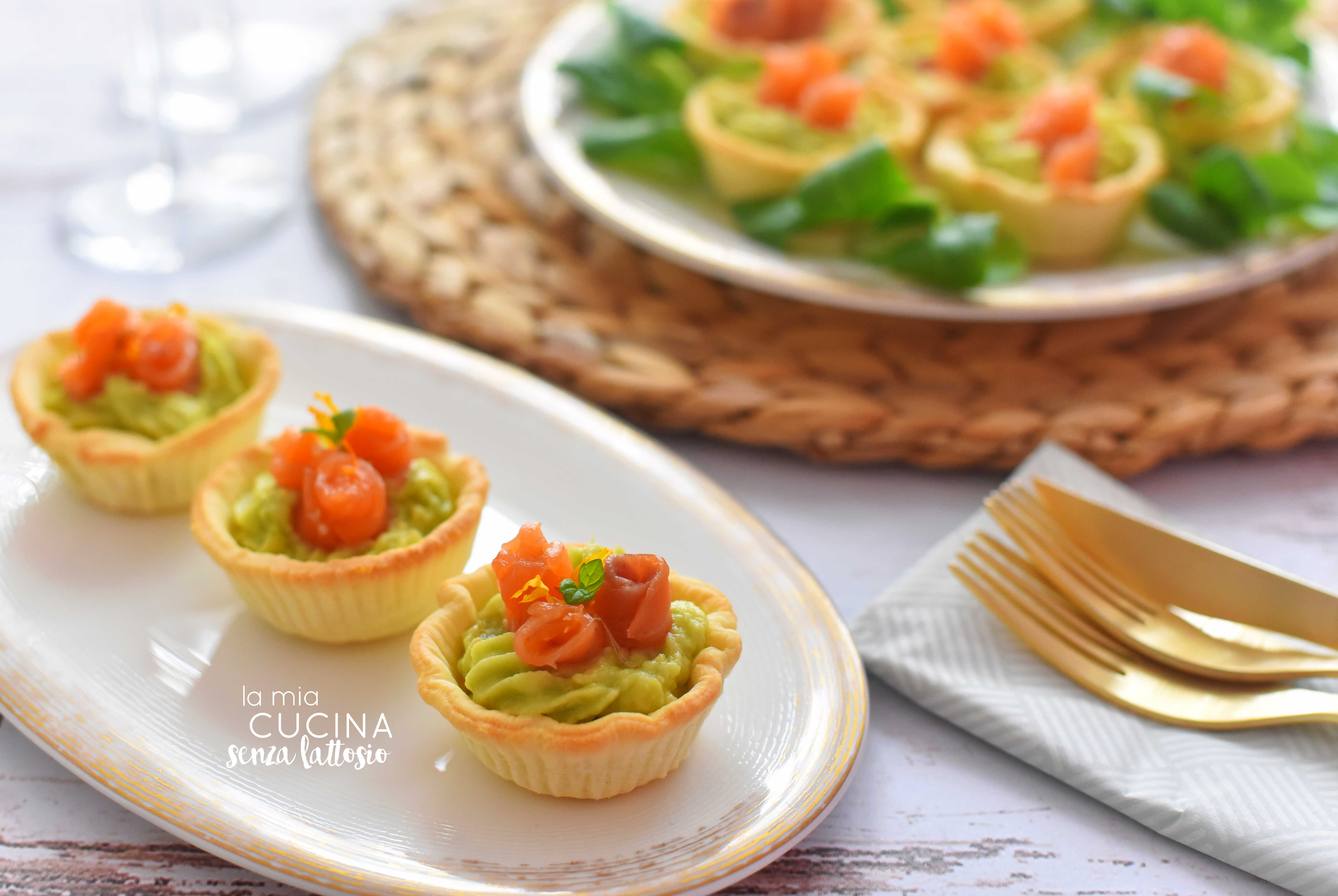 Cestini di brisee con crema di avocado e salmone senza lattosio