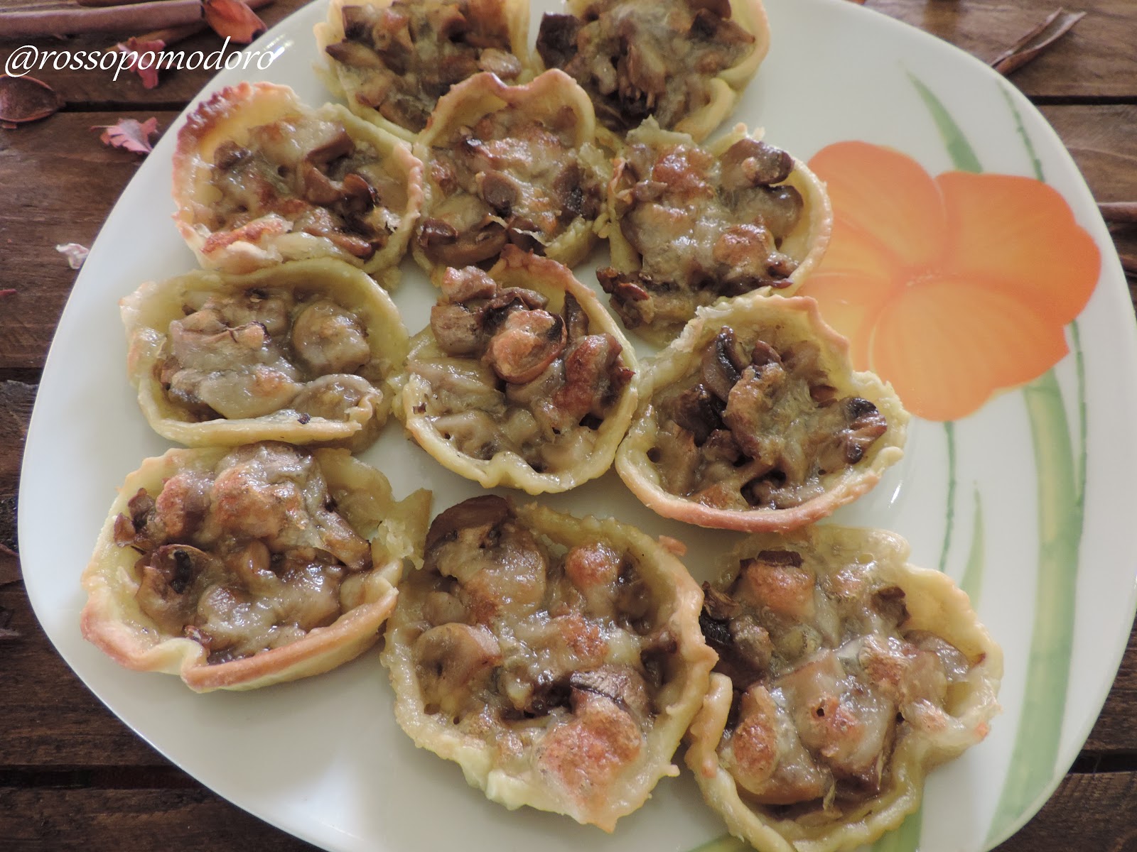 Cestini di brisèe con funghi e mozzarella