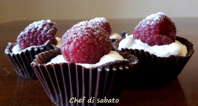 Cestini di cioccolato ai lamponi