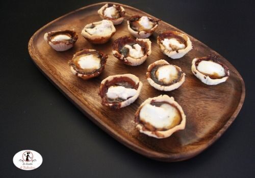 Cestini di farina di riso, marmellata di birra e formaggio di capra. finger food da friggitrice ad aria