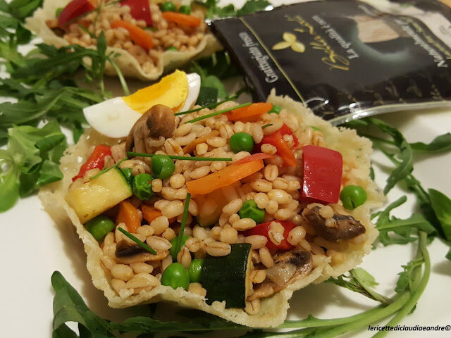Cestini di grattugiato fresco bella lodi senza lattosio, con insalata di orzo e misto di verdure