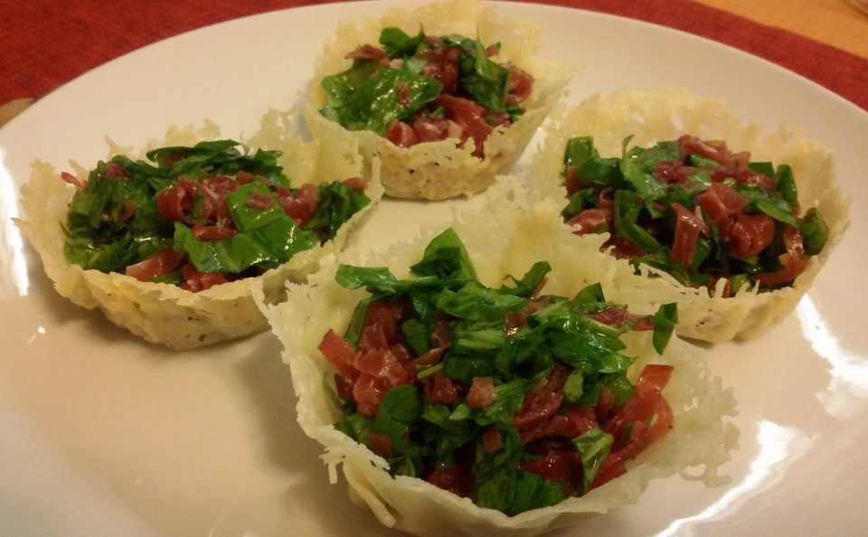 Cestini di parmigiano con bresaola e rucola