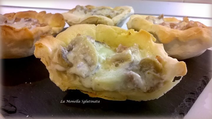 Cestini di pasta di pane con funghi e salsiccia