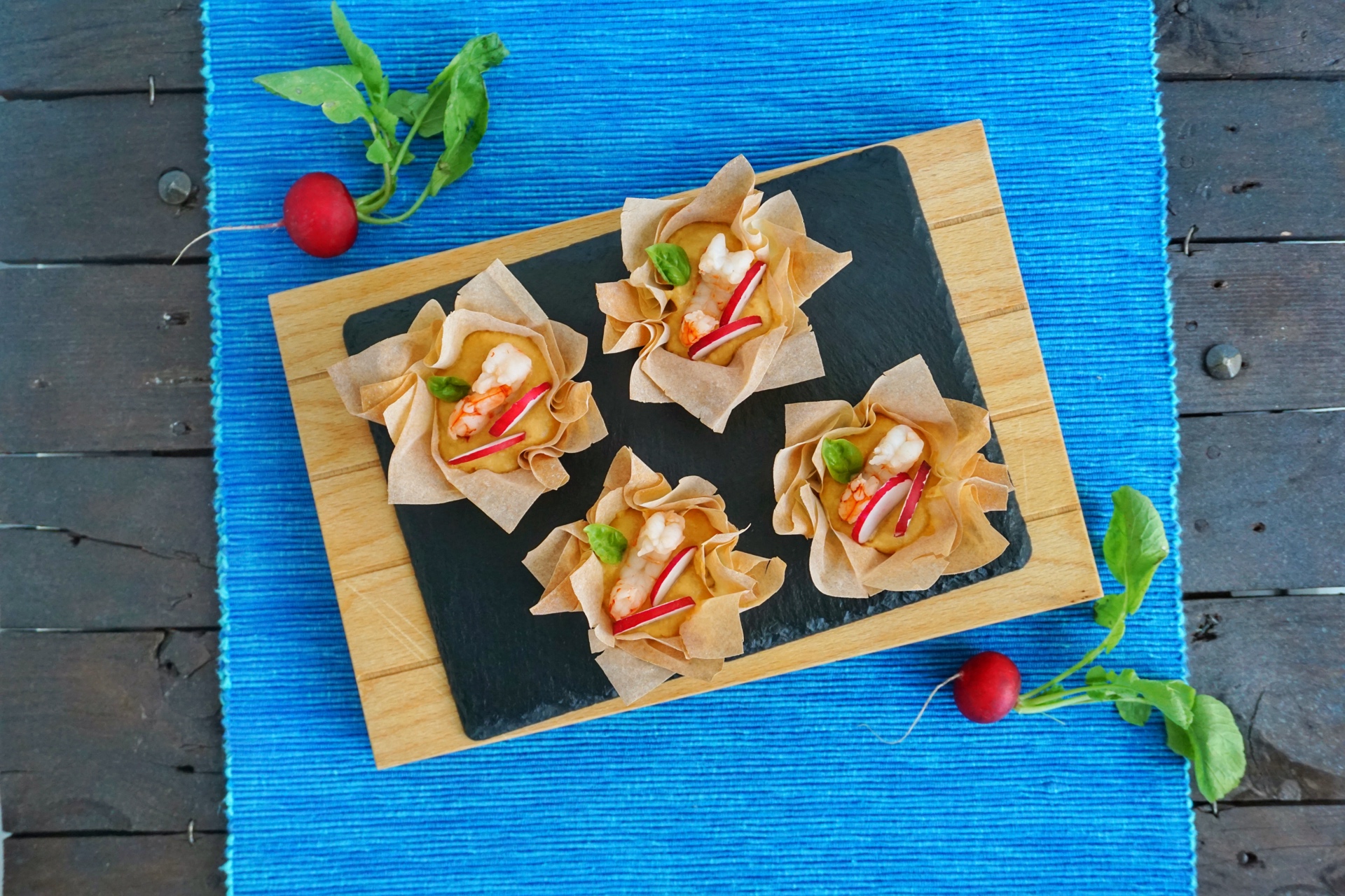 Cestini di pasta fillo con hummus e gamberi