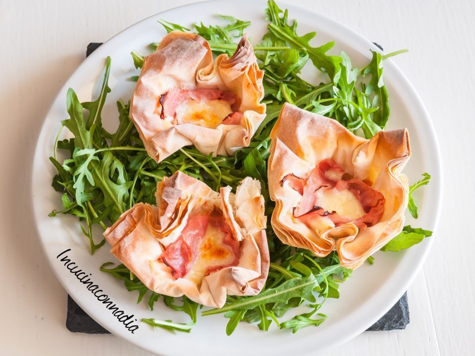 Cestini di pasta fillo con prosciutto cotto, mozzarella e rucola