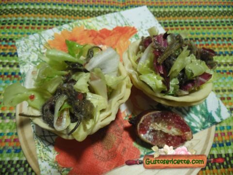 Cestini di pasta matta con fiori di borragine sott olio e finger lime