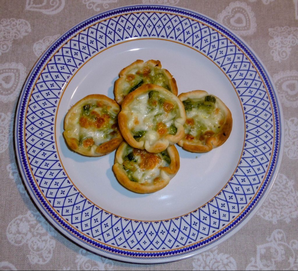 Cestini di pasta sfoglia con zucchine e mozzarella