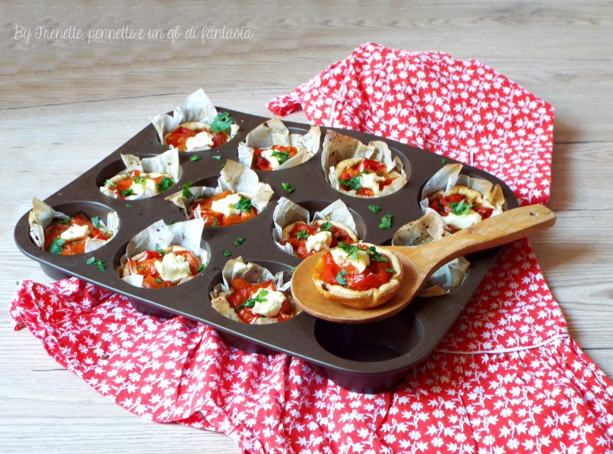 Cestini di sfoglia con peperoni e feta