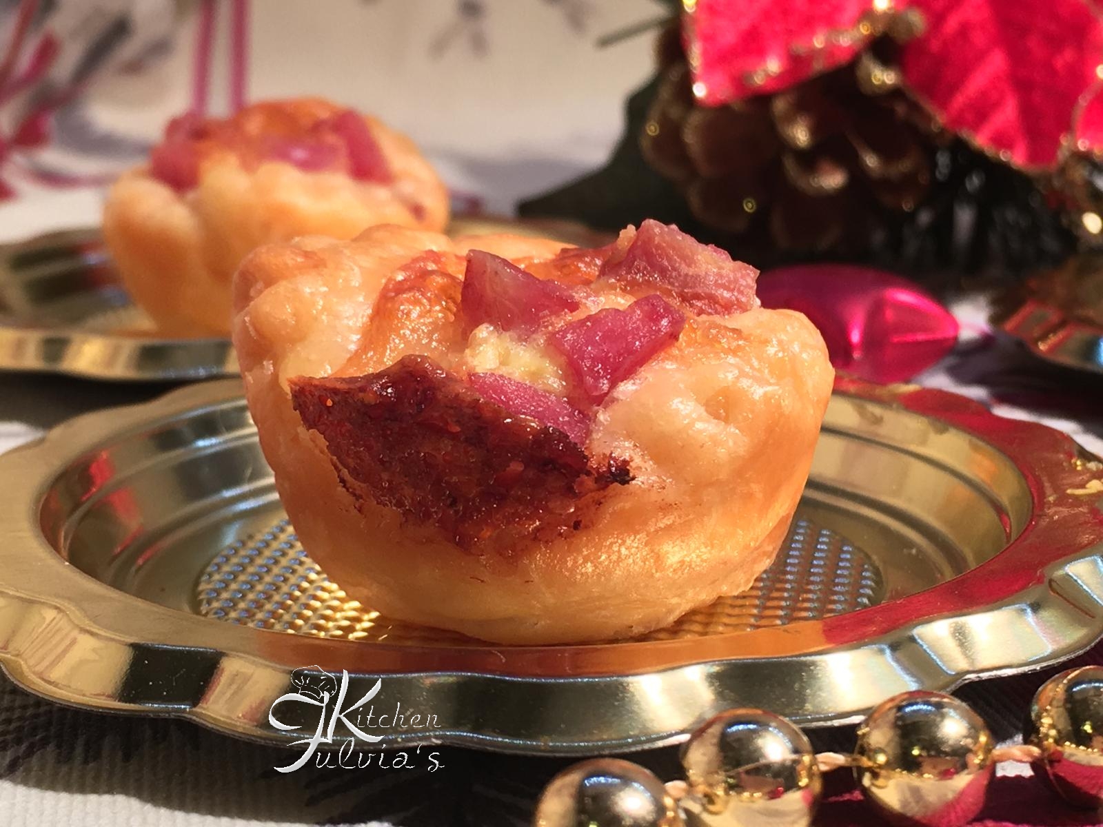 Cestini di sfoglia con scamorza affumicata e salame