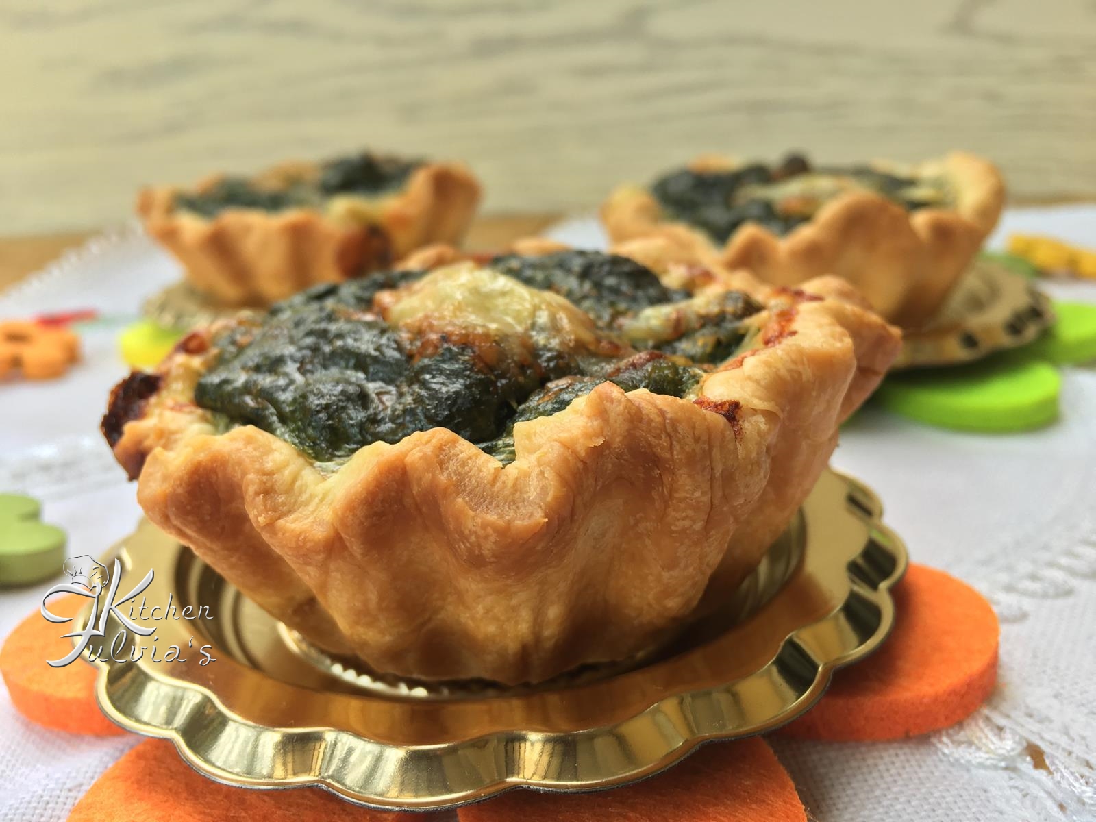 Cestini di sfoglia ripieni di spinaci, ricotta, pancetta e gorgonzola