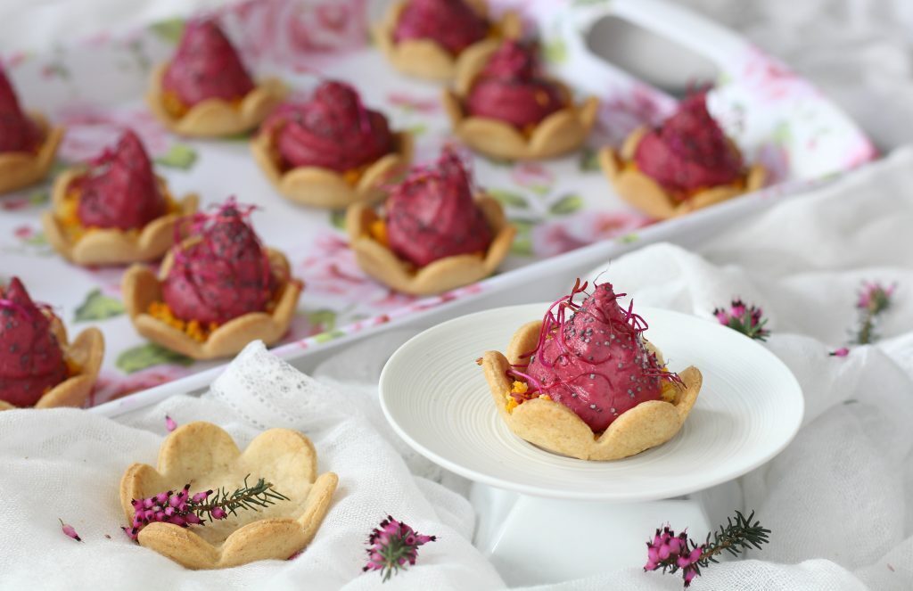 Cestini light con hummus alla barbabietola