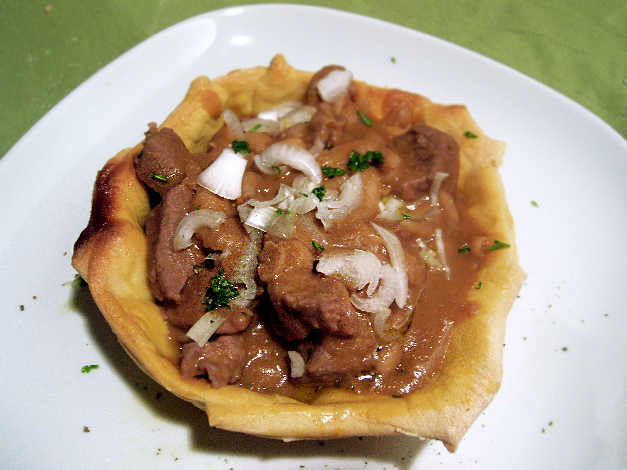 Cestino di pane con spezzatino e fagioli