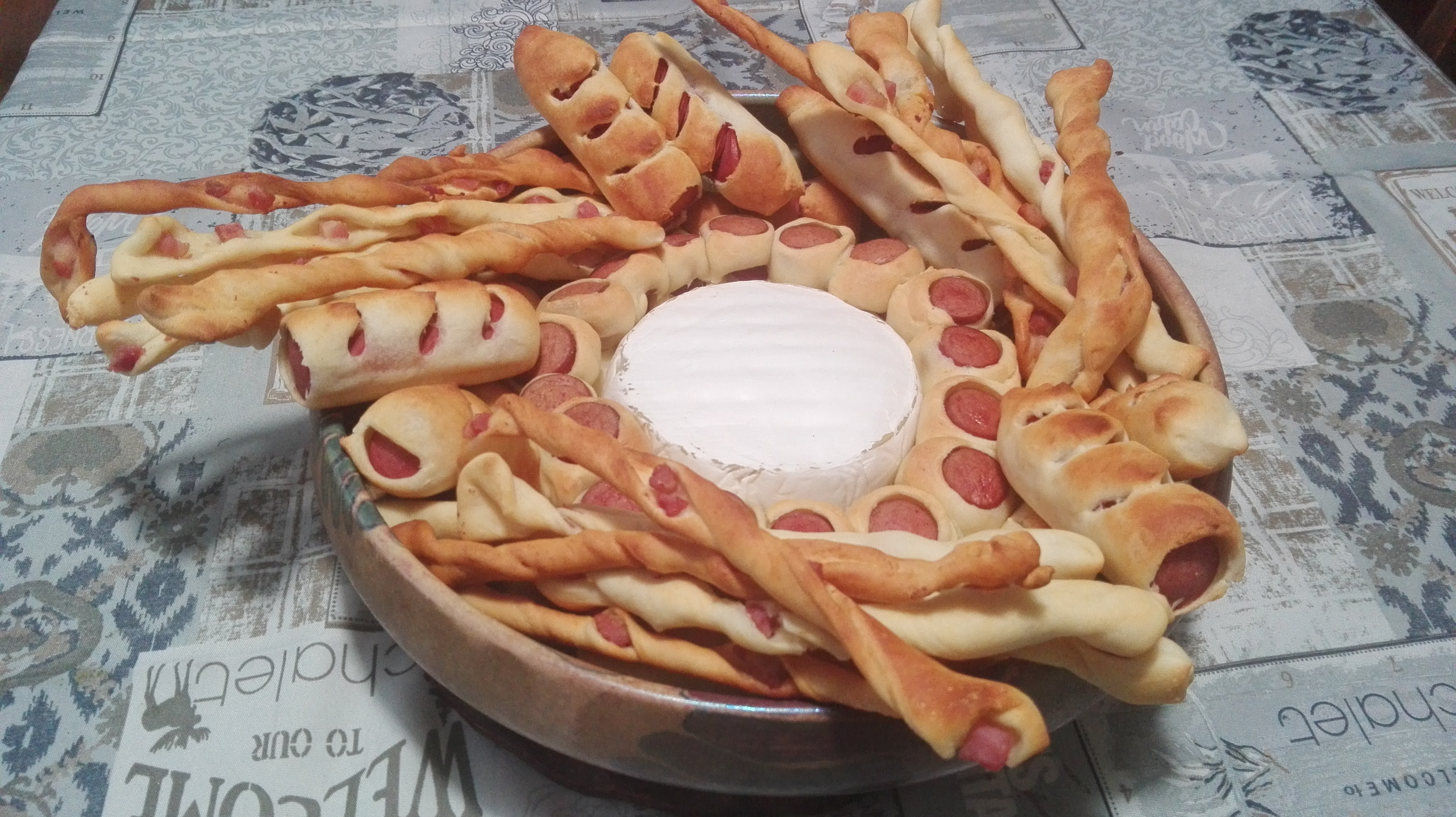 Cestino di pane e wurstel con fonduta di brie
