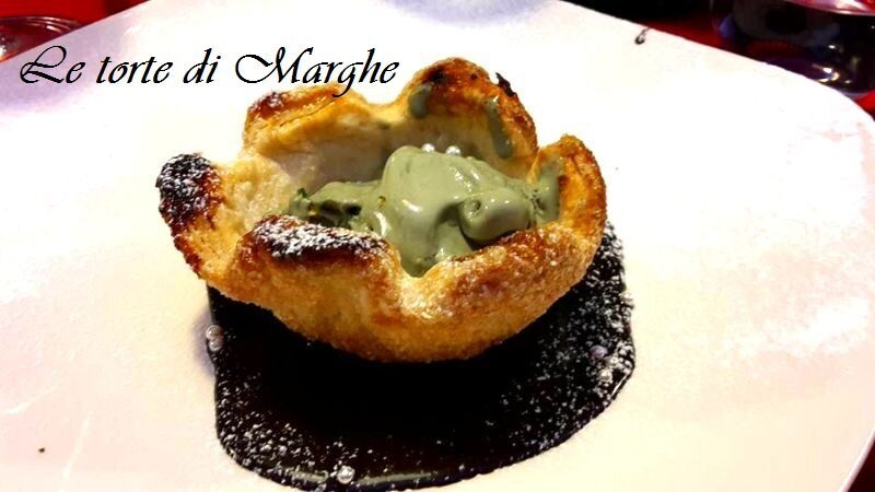 Cestino di sfoglia con gelato e salsa…
