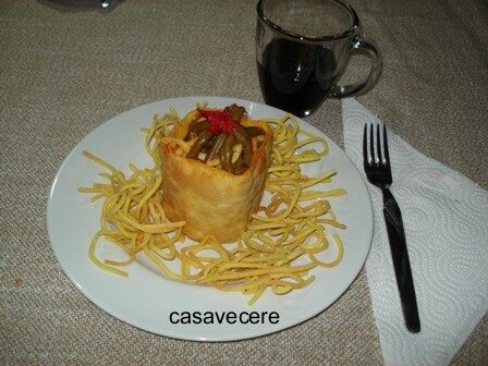 Cestino di troccoli fatti in casa con fagiolini e pomodori