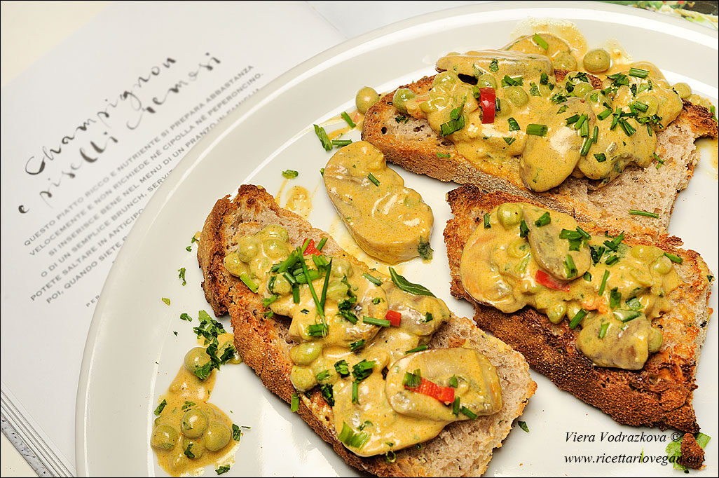 Champignon e piselli cremosi con pane tostato