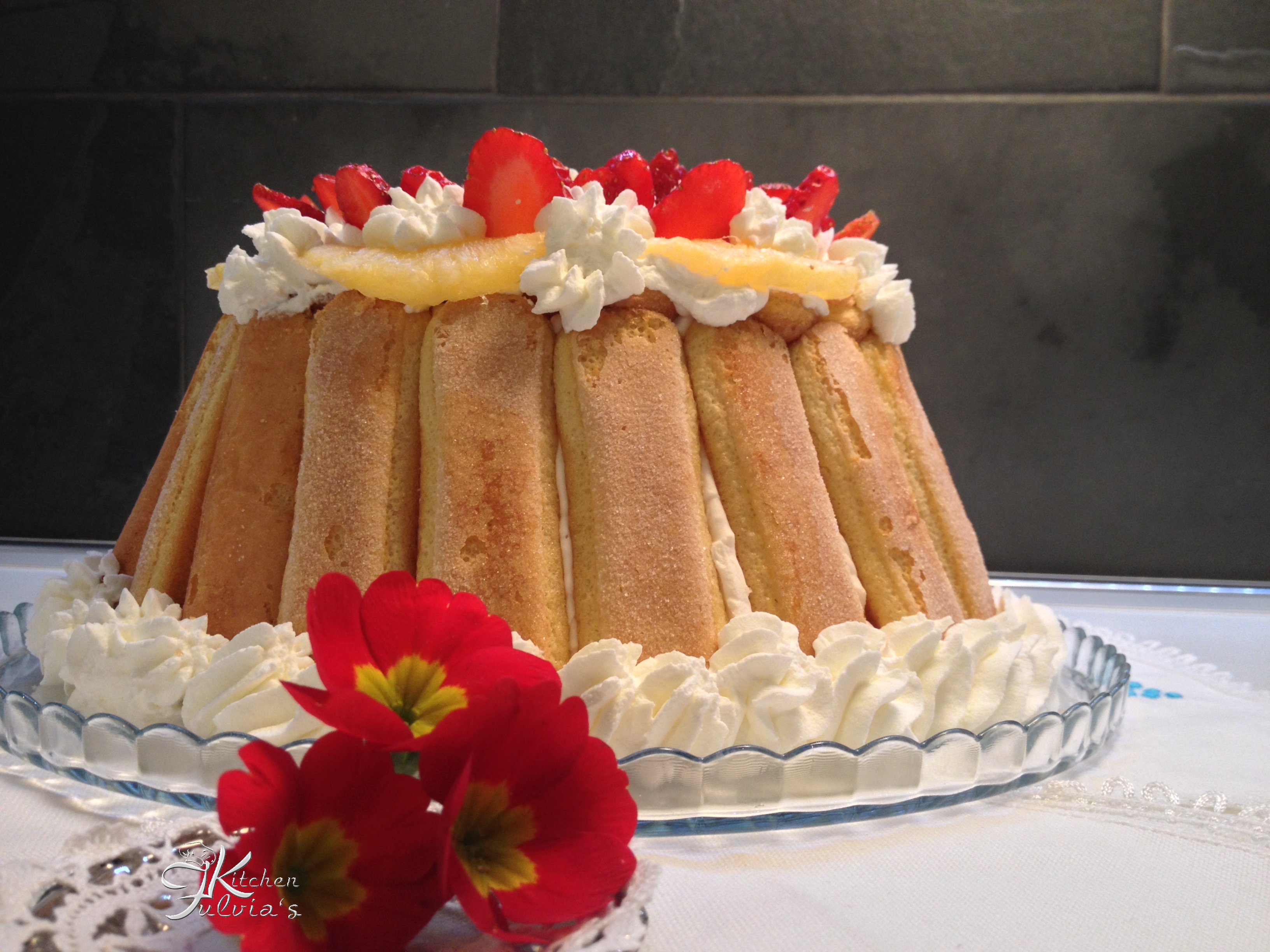 Charlotte di ananas e fragole