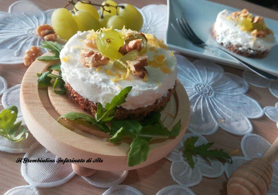 Cheescake salata di caprino con uva, noci e miele