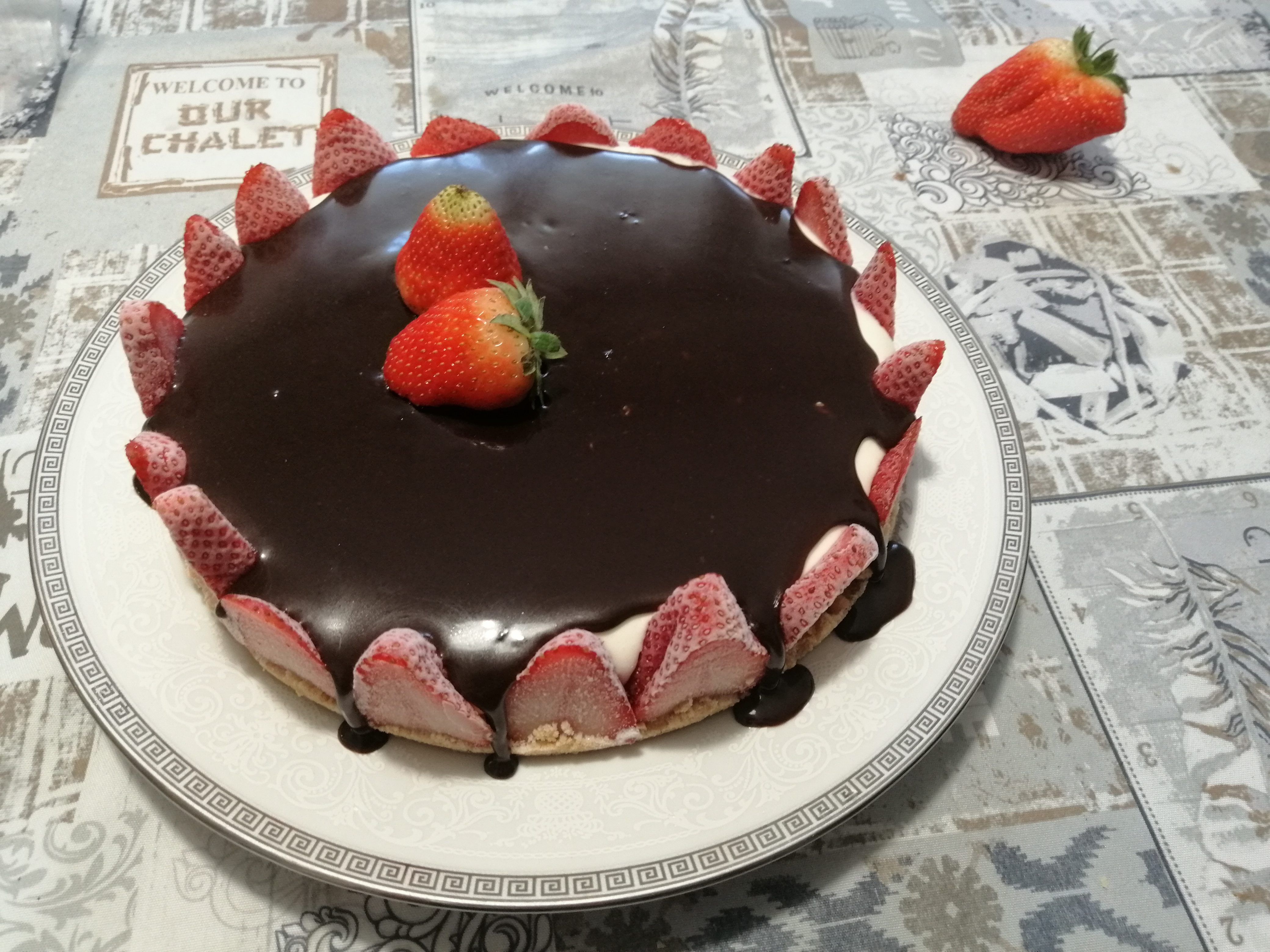 Cheese cake panna, fragole e cioccolato