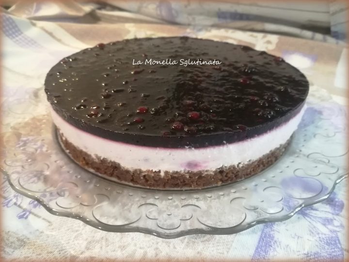 Cheesecake ai frutti di bosco con base al cacao