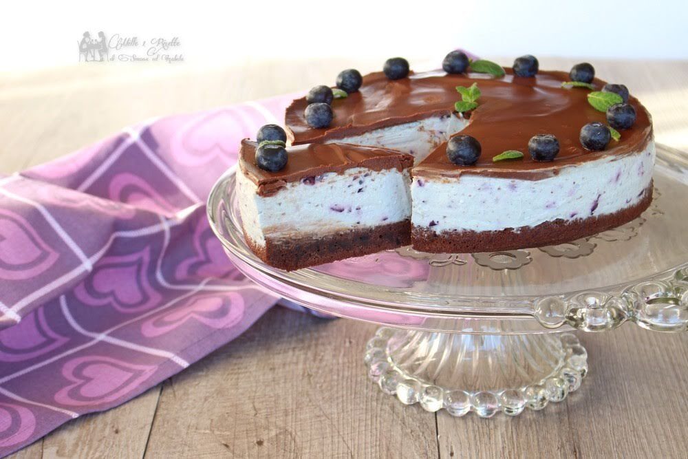 Cheesecake ai mirtilli e base al cioccolato