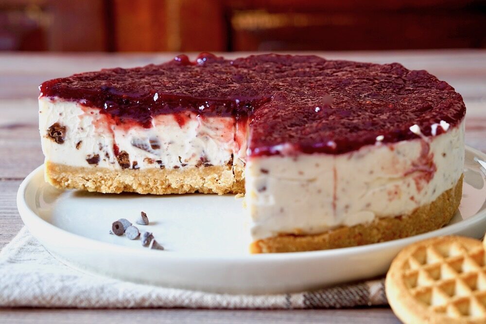 Cheesecake al cioccolato e frutti di bosco senza cottura