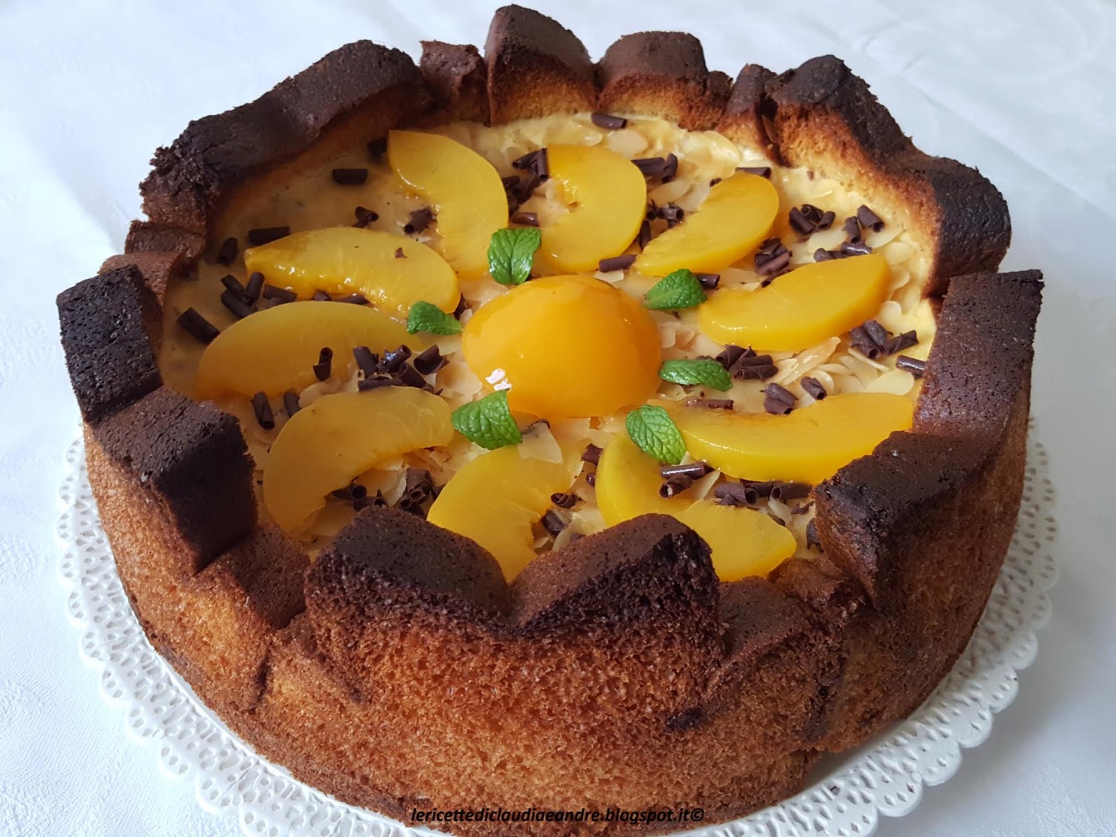 Cheesecake al forno con pandoro, pesche sciroppate e cioccolato, di riciclo