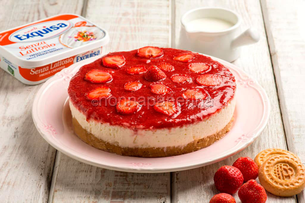 Cheesecake alle fragole e formaggio, un dolce classico