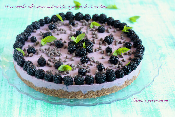 Cheesecake alle more selvatiche e gocce di cioccolato