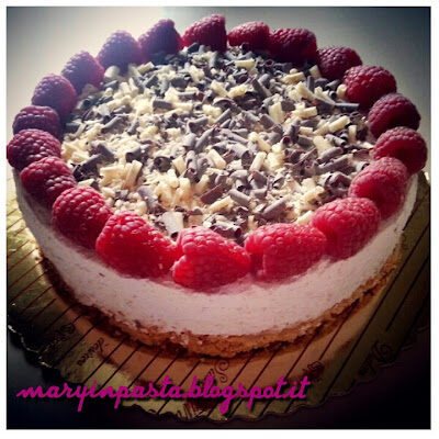 Cheesecake allo yogurt ai frutti di bosco con lamponi e scaglie di cioccolato fondente e bianco