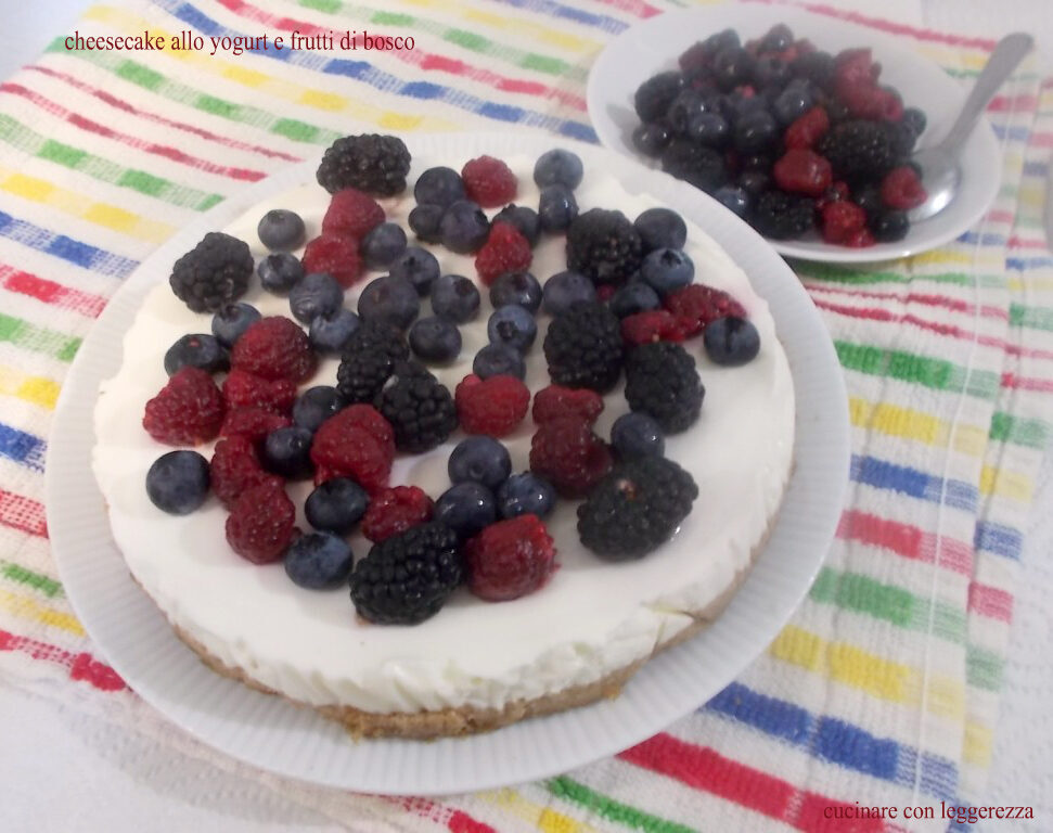 Cheesecake allo yogurt e frutti di bosco