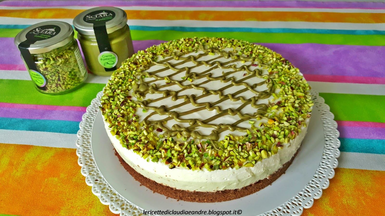Cheesecake bicolore al pistacchio con base al cacao e granella di pistacchio