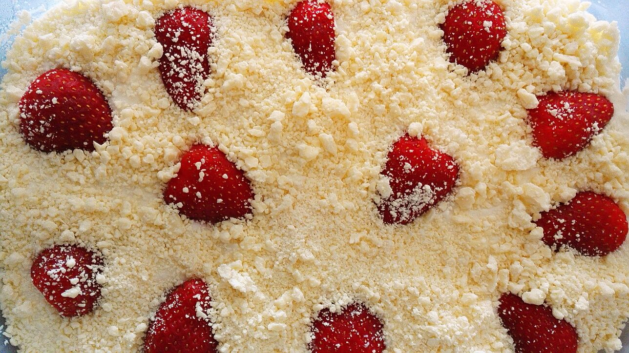 Cheesecake cioccolato bianco, cocco e fragole