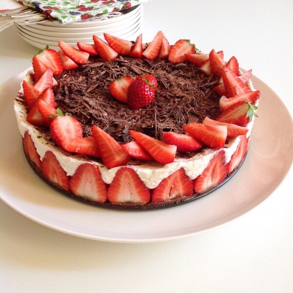 Cheesecake con fragole e cioccolato