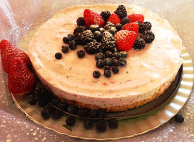 Cheesecake con fragole e frutti di bosco