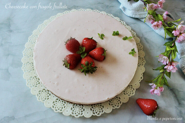 Cheesecake con fragole frullate