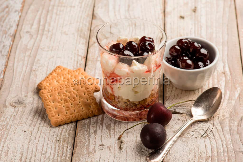 Cheesecake con le amarene sciroppate in monoporzione