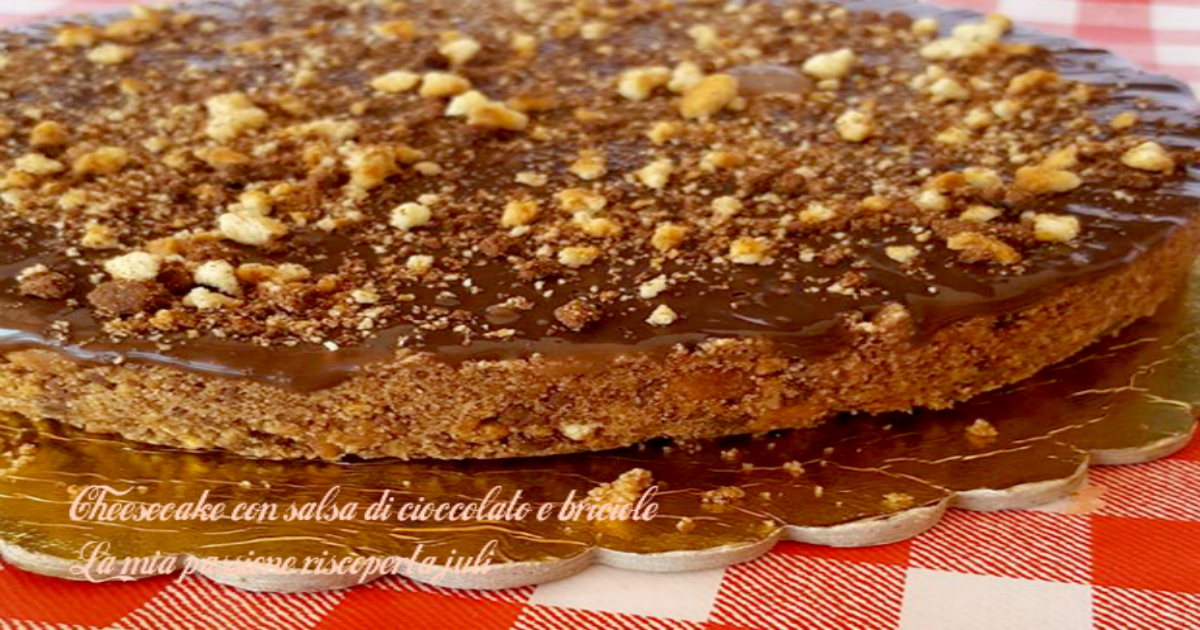 Cheesecake con salsa di cioccolato e briciole
