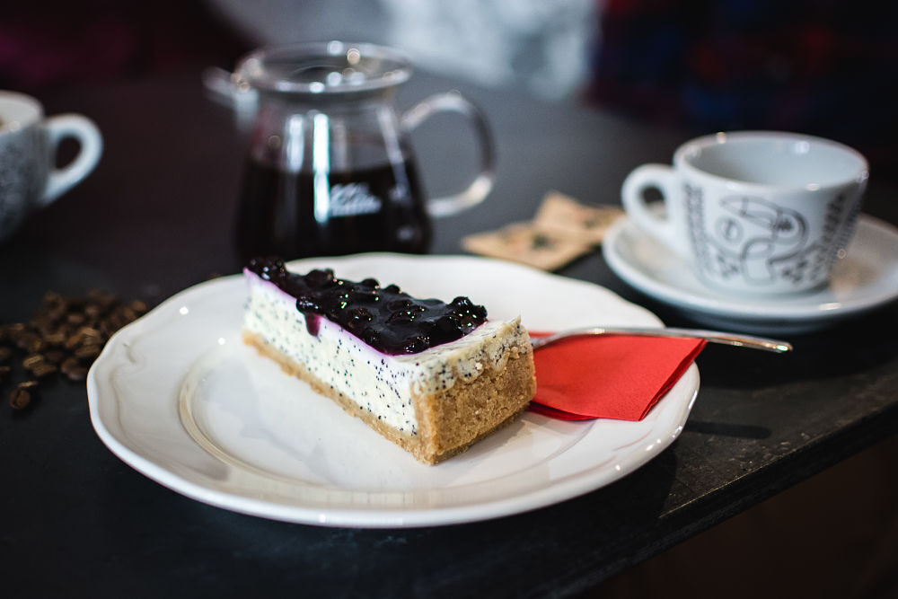 Cheesecake con semi di papavero e mirtilli