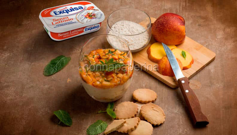 Cheesecake con tartare di pesche per un dolce al cucchiaio adatto a tutti