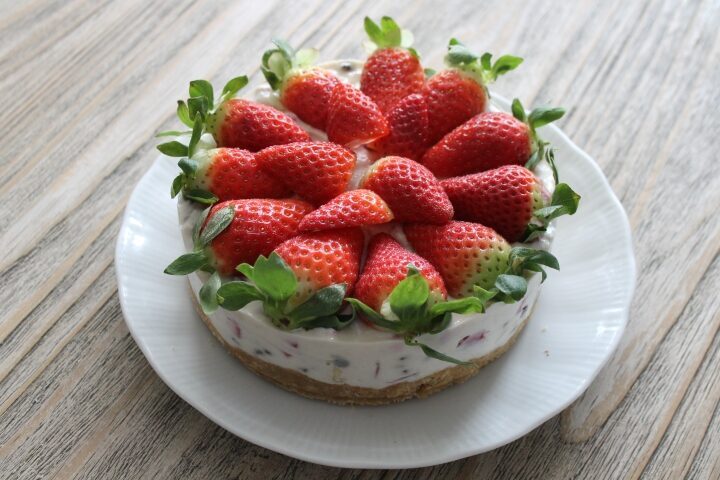 Cheesecake fragole, banane, cioccolato e arancia