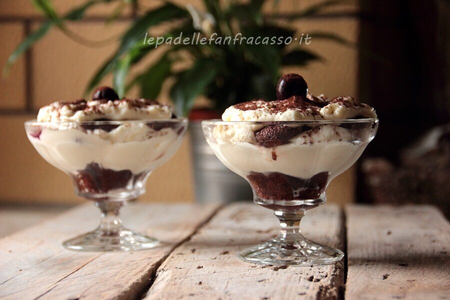 Cheesecake in coppa con cioccolato bianco e amarene