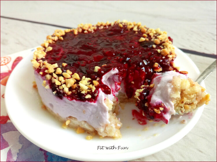Cheesecake mirtilli e arachidi con frutti di bosco sciroppati